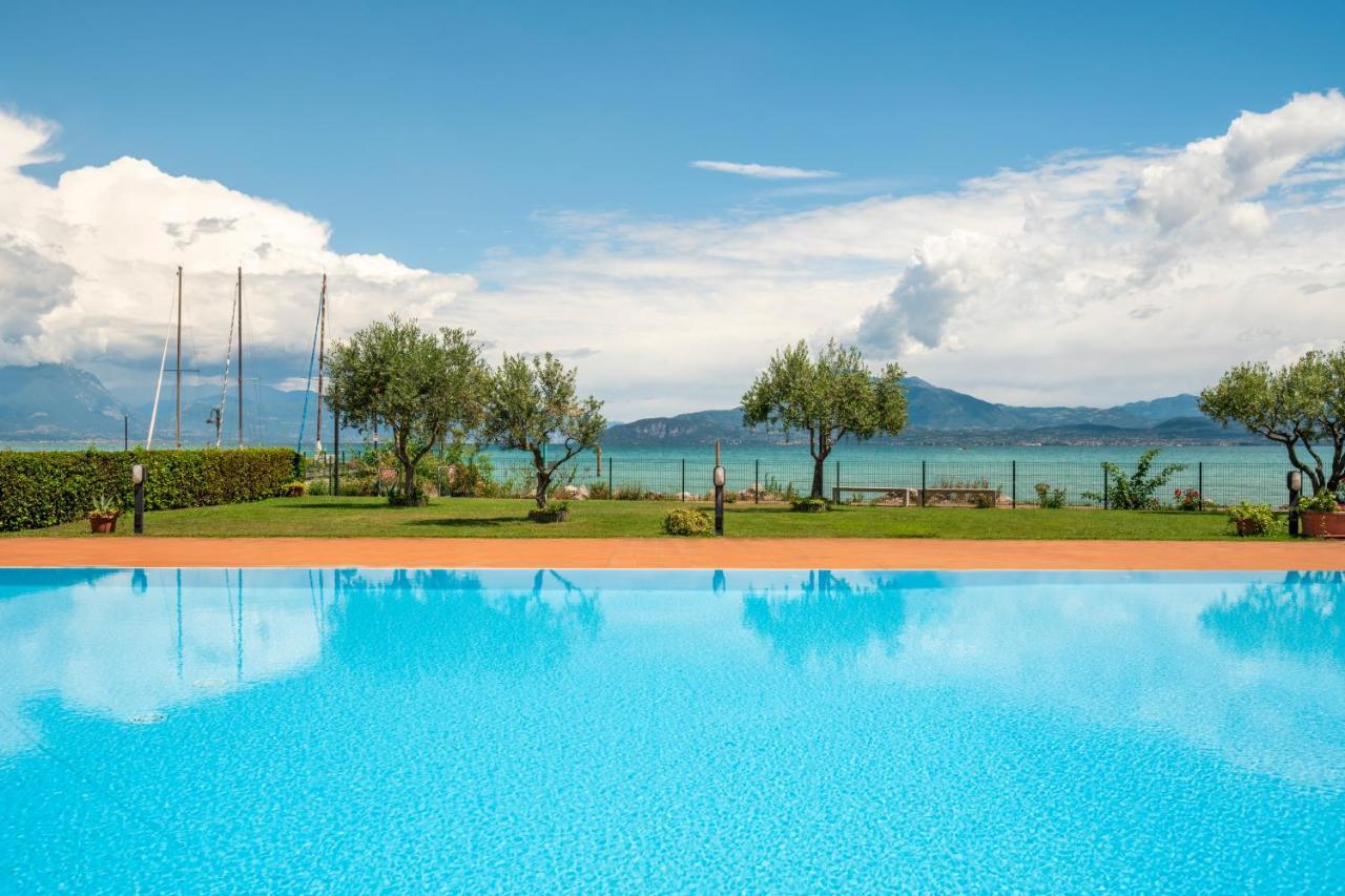 Vista - Lake & Pool ซีร์มิโอเน ภายนอก รูปภาพ