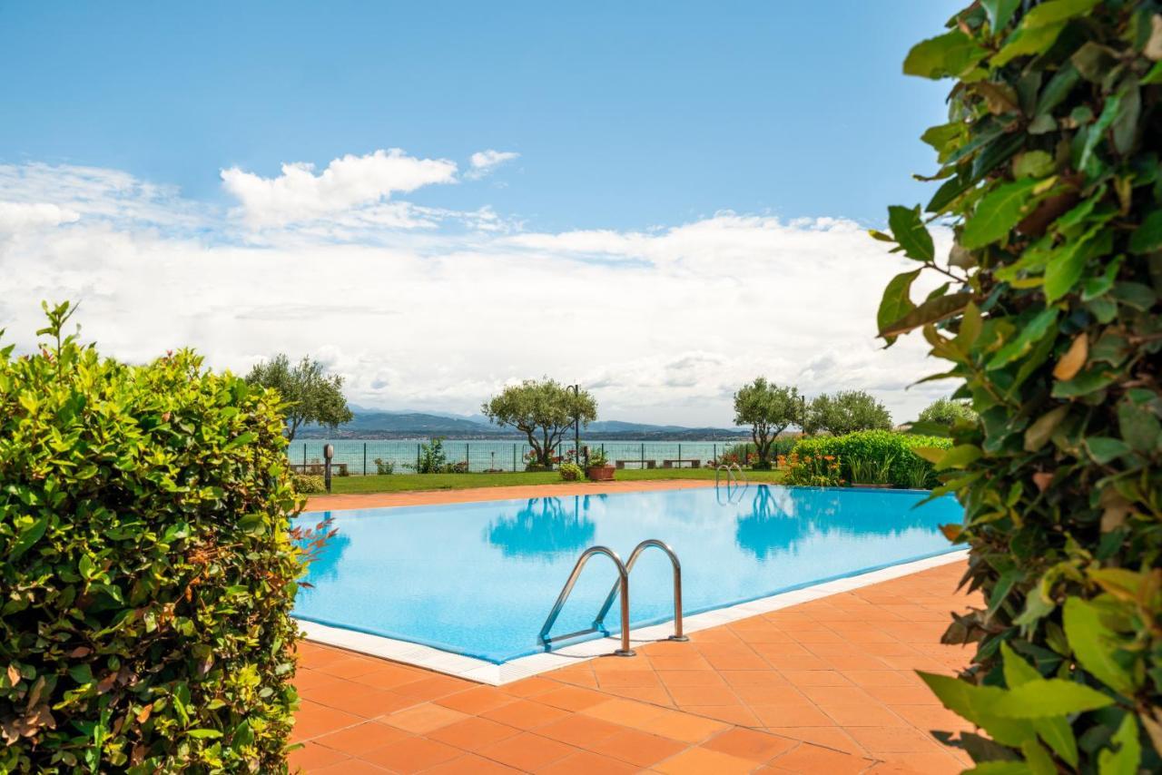 Vista - Lake & Pool ซีร์มิโอเน ภายนอก รูปภาพ