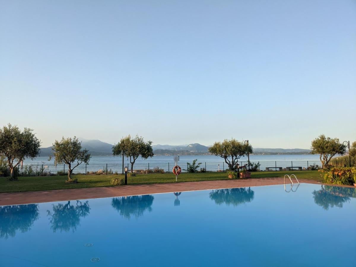 Vista - Lake & Pool ซีร์มิโอเน ภายนอก รูปภาพ